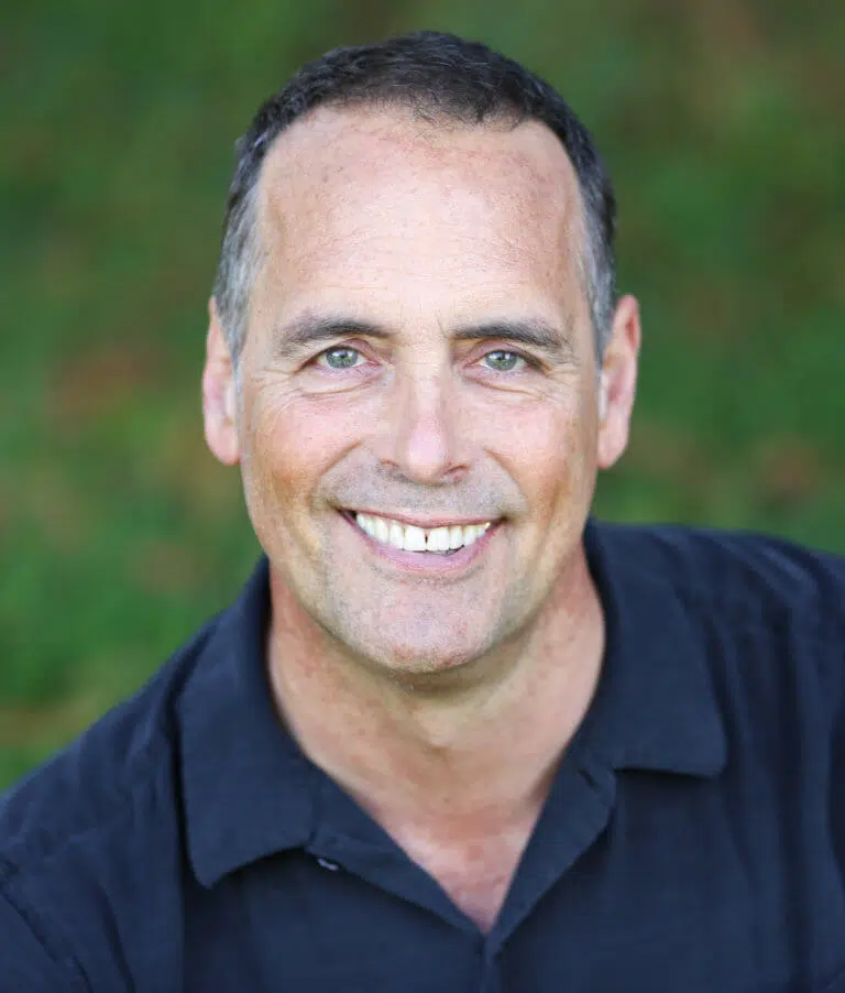 Dark collar shirt green behind2 768x902